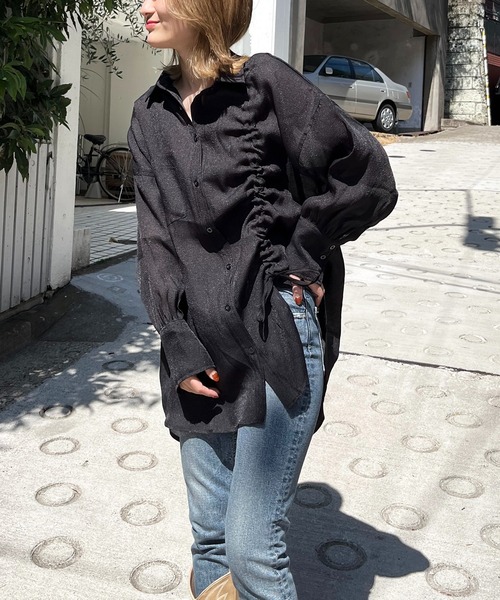 SPIRALGIRL（スパイラルガール）の「アシメギャザーシアーシャツ（シャツ/ブラウス・レディース・ブラック/ホワイト・FREE）」の4枚目の写真