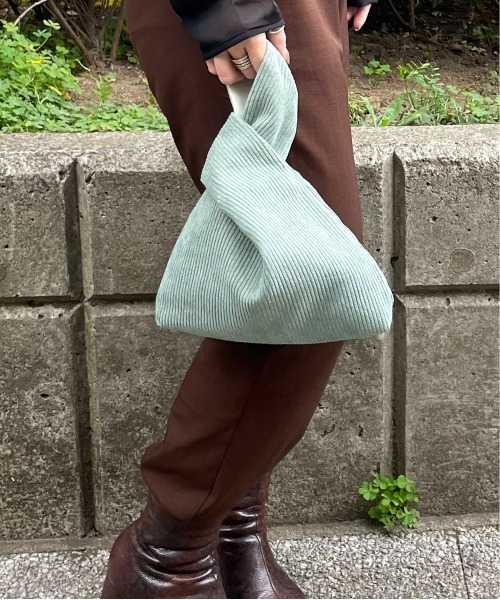 HIKA（ヒカ）の「【HIKA】コーデュロイミニマム巾着BAG（ハンドバッグ・レディース・ブラック/パープル/ベージュ/グレー/ブルー/ダークグリーン/グリーン/オリーブ/キャメル/オレンジ/ホワイト/ピンク/ライトグリーン/ライトピンク/レッド・FREE）」の7枚目の写真