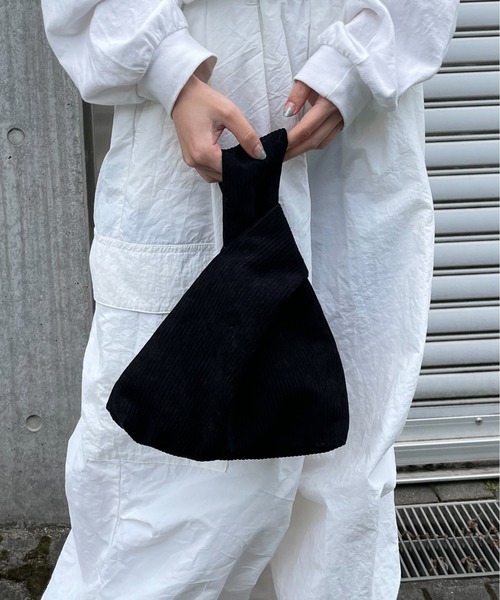 HIKA（ヒカ）の「【HIKA】コーデュロイミニマム巾着BAG（ハンドバッグ・レディース・ブラック/パープル/ベージュ/グレー/ブルー/ダークグリーン/グリーン/オリーブ/キャメル/オレンジ/ホワイト/ピンク/ライトグリーン/ライトピンク/レッド・FREE）」の3枚目の写真