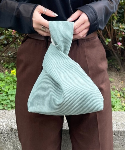 HIKA（ヒカ）の「【HIKA】コーデュロイミニマム巾着BAG（ハンドバッグ・レディース・ブラック/パープル/ベージュ/グレー/ブルー/ダークグリーン/グリーン/オリーブ/キャメル/オレンジ/ホワイト/ピンク/ライトグリーン/ライトピンク/レッド・FREE）」の16枚目の写真