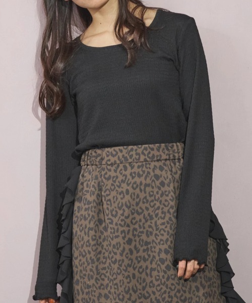 ESCAR(エスカー)の「■ESCAR Uネッククレープカットプルオーバー(Tシャツ/カットソー・レディース・ブラック/ブラック系その他・FREE)」の1枚目の写真