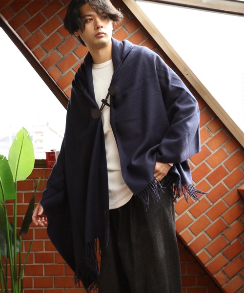 ８(eight)（エイト）の「フード付き無地ポンチョ（ポンチョ・メンズ・レッド/ベージュ/ネイビー/チャコールグレー/ワイン/ブラック・FREE）」の4枚目の写真