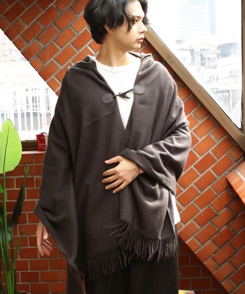 ８(eight)（エイト）の「フード付き無地ポンチョ（ポンチョ・メンズ・レッド/ベージュ/ネイビー/チャコールグレー/ワイン/ブラック・FREE）」の3枚目の写真