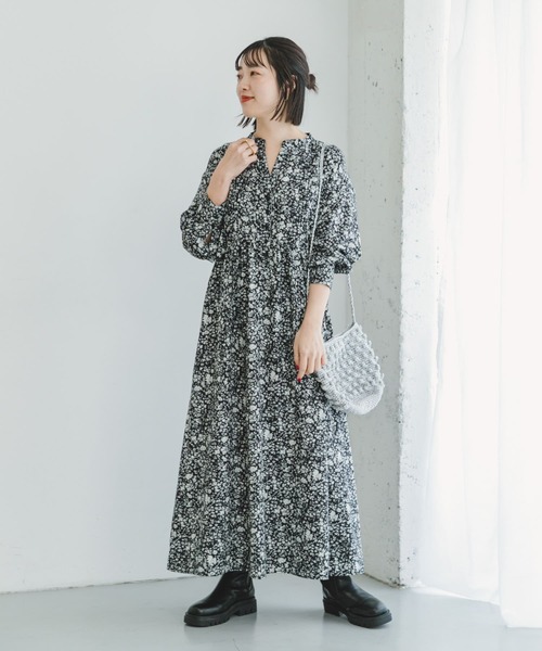 ITEMS URBANRESEARCH（アイテムズ アーバンリサーチ）の「ギャザーピンタックワンピース（ワンピース・レディース・チャコールグレー/カーキ/ブラック系その他・FREE）」の4枚目の写真