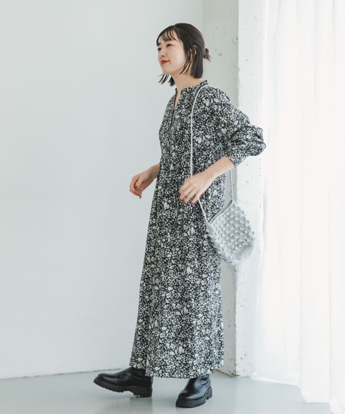 ITEMS URBANRESEARCH（アイテムズ アーバンリサーチ）の「ギャザーピンタックワンピース（ワンピース・レディース・チャコールグレー/カーキ/ブラック系その他・FREE）」の5枚目の写真