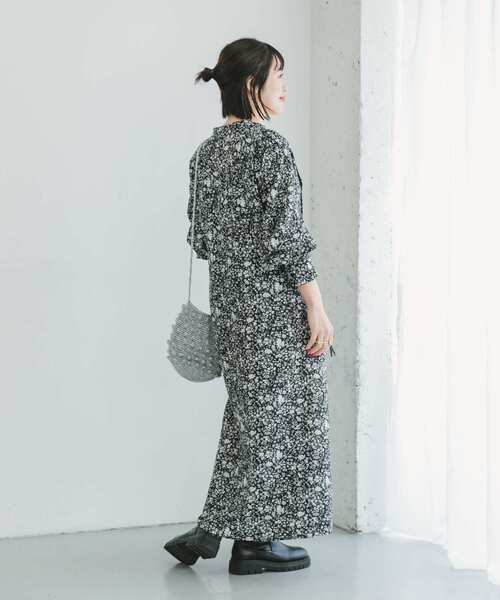 ITEMS URBANRESEARCH（アイテムズ アーバンリサーチ）の「ギャザーピンタックワンピース（ワンピース・レディース・チャコールグレー/カーキ/ブラック系その他・FREE）」の6枚目の写真