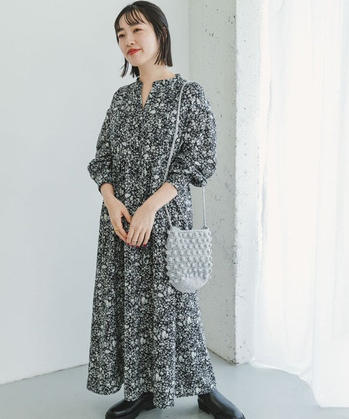 ITEMS URBANRESEARCH（アイテムズ アーバンリサーチ）の「ギャザーピンタックワンピース（ワンピース・レディース・チャコールグレー/カーキ/ブラック系その他・FREE）」の7枚目の写真