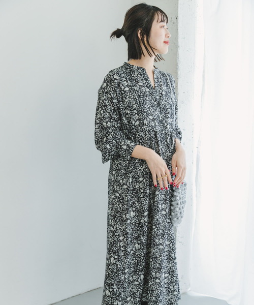 ITEMS URBANRESEARCH（アイテムズ アーバンリサーチ）の「ギャザーピンタックワンピース（ワンピース・レディース・チャコールグレー/カーキ/ブラック系その他・FREE）」の9枚目の写真