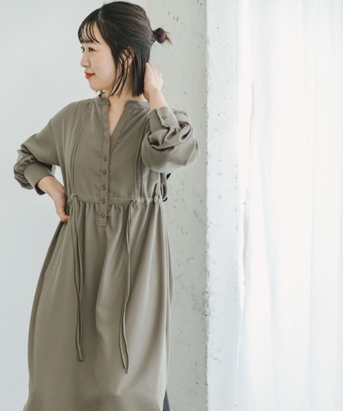 ITEMS URBANRESEARCH（アイテムズ アーバンリサーチ）の「ギャザーピンタックワンピース（ワンピース・レディース・チャコールグレー/カーキ/ブラック系その他・FREE）」の16枚目の写真