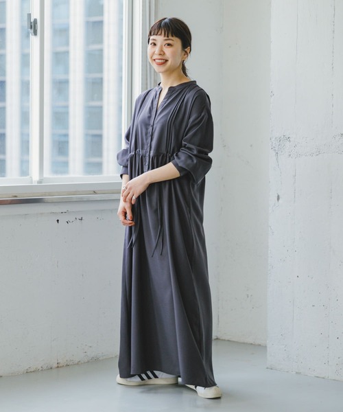 ITEMS URBANRESEARCH（アイテムズ アーバンリサーチ）の「ギャザーピンタックワンピース（ワンピース・レディース・チャコールグレー/カーキ/ブラック系その他・FREE）」の20枚目の写真
