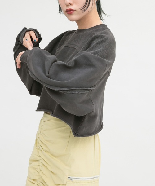 KBF（ケイビーエフ）の「ショートリメイクスウェット（スウェット・レディース・ピンク/グレー系その他/チャコールグレー・ONE）」の4枚目の写真