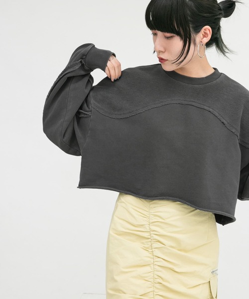 KBF（ケイビーエフ）の「ショートリメイクスウェット（スウェット・レディース・ピンク/グレー系その他/チャコールグレー・ONE）」の5枚目の写真