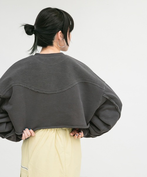 KBF（ケイビーエフ）の「ショートリメイクスウェット（スウェット・レディース・ピンク/グレー系その他/チャコールグレー・ONE）」の7枚目の写真