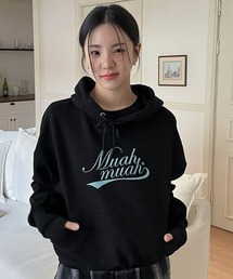 A'GEM/9 × .kom 『muah muah/ムーアムーア』 MUAH AUTHENTIC REGULAR FIT HOODIE/オーセンティックパーカー