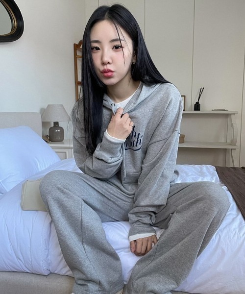 muahmuah(ムーアムーア)の「A'GEM/9 × .kom 『muah muah/ムーアムーア』 MUAH AUTHENTIC REGULAR FIT HOODIE/オーセンティックパーカー(パーカー・レディース・グレー/ブラック/ネイビー/アイボリー・FREE)」の10枚目の写真