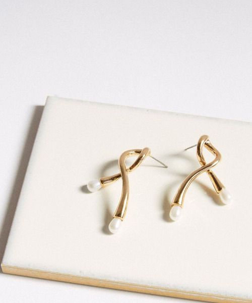 ROOM(-)の「love sign pearl pierce(ピアス(両耳用)・レディース・ゴールド・FREE)」の2枚目の写真