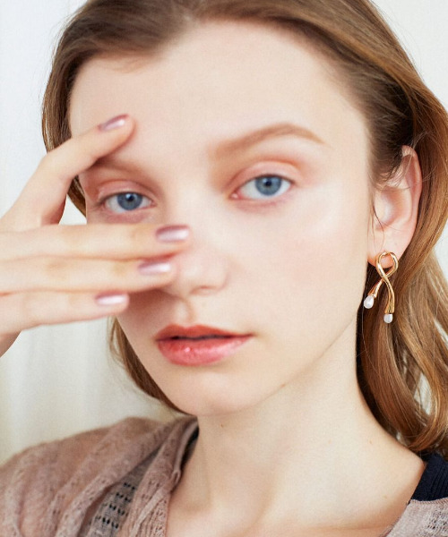 ROOM(-)の「love sign pearl pierce(ピアス(両耳用)・レディース・ゴールド・FREE)」の3枚目の写真