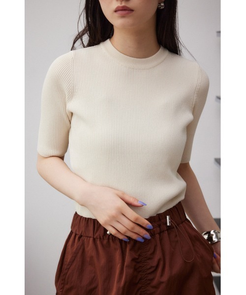 AZUL by moussy(アズールバイマウジー)の「ハーフスリーブクルーネックトップス(Tシャツ/カットソー・レディース・グリーン/ホワイト系その他/グレー/オフホワイト/ブラック・SMALL/MEDIUM)」の6枚目の写真