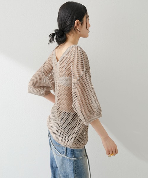 Whim Gazette(ウィムガゼット)の「2WAYアイレットメッシュハーフスリーブプルオーバー(ニット/セーター・レディース・ベージュ/オフホワイト・FREE)」の3枚目の写真