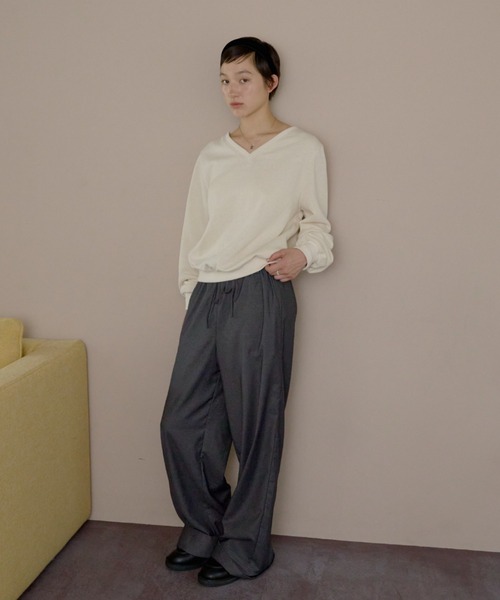 GIUNON(ジウノン)の「loose v-neck sweatshirt / ルーズVネックスウェットシャツ(スウェット・レディース・アイボリー/グレー・FREE)」の6枚目の写真