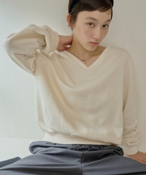 GIUNON(ジウノン)の「loose v-neck sweatshirt / ルーズVネックスウェットシャツ(スウェット・レディース・アイボリー/グレー・FREE)」の9枚目の写真