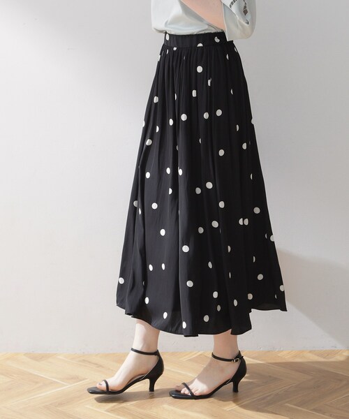 couture brooch（クチュールブローチ）の「◆【品よくレディな雰囲気に】ポルカドットフレアースカート（スカート・レディース・ホワイト系3/ブラック系・36/38/40/42）」の8枚目の写真