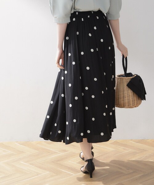 couture brooch（クチュールブローチ）の「◆【品よくレディな雰囲気に】ポルカドットフレアースカート（スカート・レディース・ホワイト系3/ブラック系・36/38/40/42）」の9枚目の写真