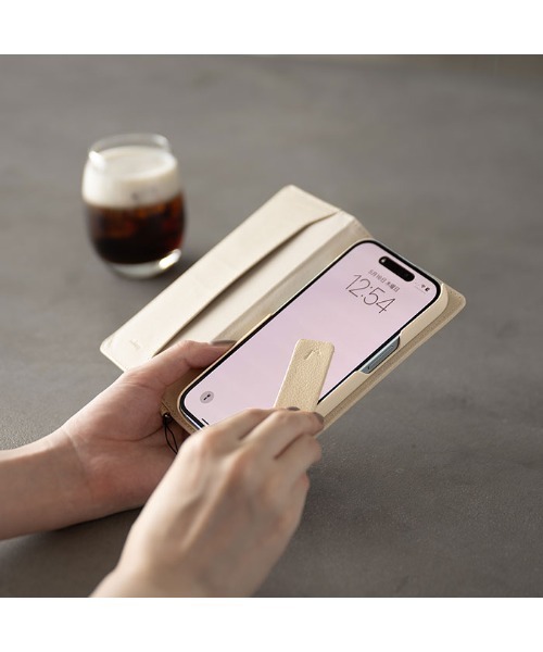 salisty（サリスティ）の「salisty noble レザークリーナーストラップ（スマホグッズ・レディース・キャメル/クリーム/MD.Gray/ブラック・FREE）」の14枚目の写真