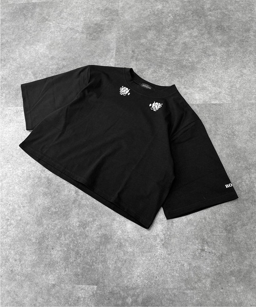 jiasecond.(ジアセカンド)の「【jiasecond.】トライバルダブルローズクロップドTシャツ / トップス カットソー Tシャツ 半袖 プリント プリントT ショート バラ ローズ 薔薇 クロップド コンパクト ワンポイントブラック ホワイト ZOZOTOWN限定(Tシャツ/カットソー・レディース・ホワイト/ブラック・FREE)」の2枚目の写真