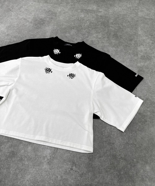jiasecond.(ジアセカンド)の「【jiasecond.】トライバルダブルローズクロップドTシャツ / トップス カットソー Tシャツ 半袖 プリント プリントT ショート バラ ローズ 薔薇 クロップド コンパクト ワンポイントブラック ホワイト ZOZOTOWN限定(Tシャツ/カットソー・レディース・ホワイト/ブラック・FREE)」の18枚目の写真