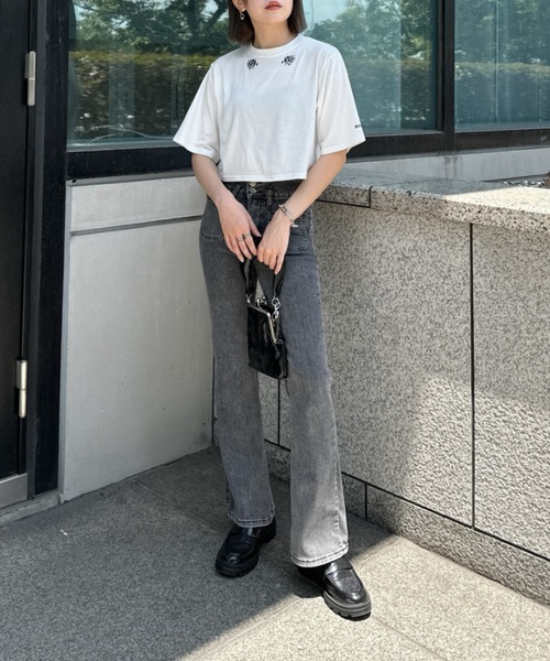 jiasecond.(ジアセカンド)の「【jiasecond.】トライバルダブルローズクロップドTシャツ / トップス カットソー Tシャツ 半袖 プリント プリントT ショート バラ ローズ 薔薇 クロップド コンパクト ワンポイントブラック ホワイト ZOZOTOWN限定(Tシャツ/カットソー・レディース・ホワイト/ブラック・FREE)」の13枚目の写真