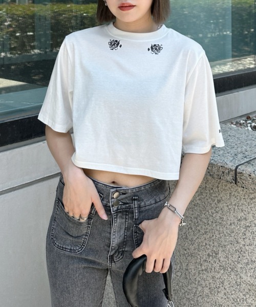 jiasecond.(ジアセカンド)の「【jiasecond.】トライバルダブルローズクロップドTシャツ / トップス カットソー Tシャツ 半袖 プリント プリントT ショート バラ ローズ 薔薇 クロップド コンパクト ワンポイントブラック ホワイト ZOZOTOWN限定(Tシャツ/カットソー・レディース・ホワイト/ブラック・FREE)」の10枚目の写真