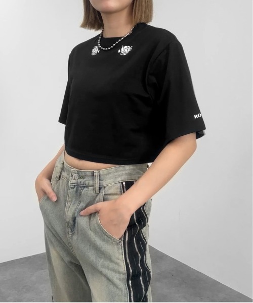 jiasecond.(ジアセカンド)の「【jiasecond.】トライバルダブルローズクロップドTシャツ / トップス カットソー Tシャツ 半袖 プリント プリントT ショート バラ ローズ 薔薇 クロップド コンパクト ワンポイントブラック ホワイト ZOZOTOWN限定(Tシャツ/カットソー・レディース・ホワイト/ブラック・FREE)」の9枚目の写真