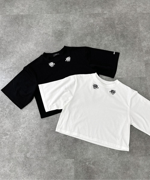 jiasecond.(ジアセカンド)の「【jiasecond.】トライバルダブルローズクロップドTシャツ / トップス カットソー Tシャツ 半袖 プリント プリントT ショート バラ ローズ 薔薇 クロップド コンパクト ワンポイントブラック ホワイト ZOZOTOWN限定(Tシャツ/カットソー・レディース・ホワイト/ブラック・FREE)」の3枚目の写真
