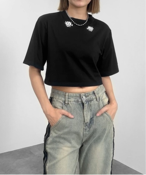 jiasecond.(ジアセカンド)の「【jiasecond.】トライバルダブルローズクロップドTシャツ / トップス カットソー Tシャツ 半袖 プリント プリントT ショート バラ ローズ 薔薇 クロップド コンパクト ワンポイントブラック ホワイト ZOZOTOWN限定(Tシャツ/カットソー・レディース・ホワイト/ブラック・FREE)」の4枚目の写真