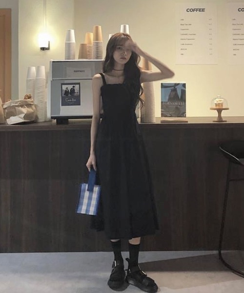 shopnikoniko（ショップニコニコ）の「キャミワンピース ロング フレア フリル シャーリング（ワンピース・レディース・ブラック・フリー）」の9枚目の写真