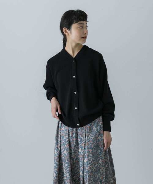 かぐれ(カグレ)の「ドライコットンVネックカーディガン(カーディガン/ボレロ・レディース・ライトグレー/ブラック/グレー・FREE)」の11枚目の写真