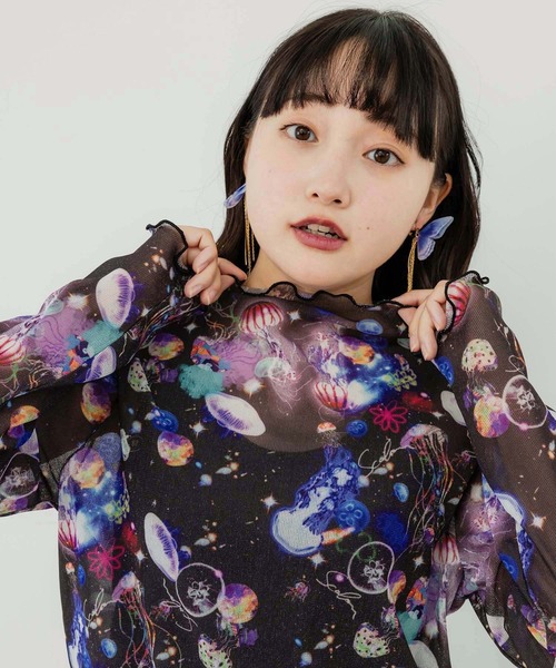 ScoLar（スカラー）の「143625：花・宇宙クラゲ・アニマル 3柄展開 ラメニットソーインナーTシャツ（Tシャツ/カットソー・レディース・グリーン/ブラック/オフホワイト・M）」の2枚目の写真