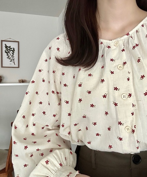Cham.（チャム）の「花柄ノーカラーブラウス（シャツ/ブラウス・レディース・レッド/ブラウン/ネイビー・F）」の3枚目の写真