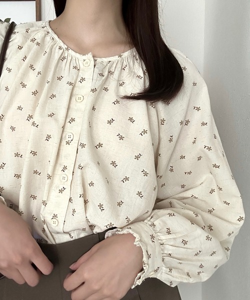 Cham.（チャム）の「花柄ノーカラーブラウス（シャツ/ブラウス・レディース・レッド/ブラウン/ネイビー・F）」の5枚目の写真