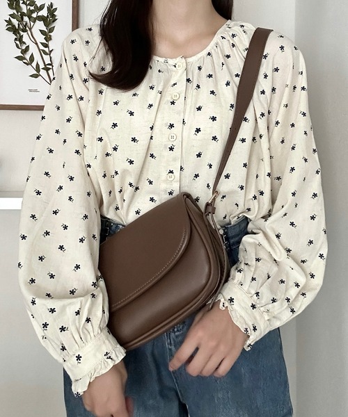 Cham.（チャム）の「花柄ノーカラーブラウス（シャツ/ブラウス・レディース・レッド/ブラウン/ネイビー・F）」の6枚目の写真