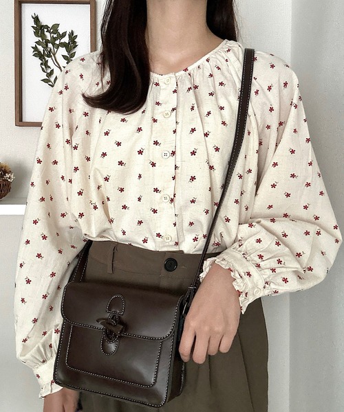 Cham.（チャム）の「花柄ノーカラーブラウス（シャツ/ブラウス・レディース・レッド/ブラウン/ネイビー・F）」の8枚目の写真