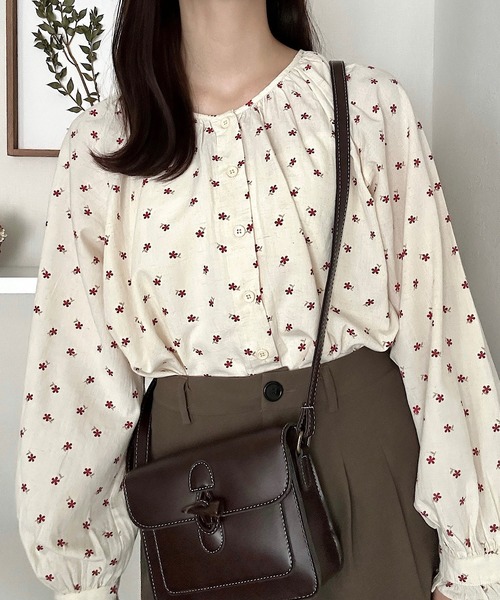 Cham.（チャム）の「花柄ノーカラーブラウス（シャツ/ブラウス・レディース・レッド/ブラウン/ネイビー・F）」の9枚目の写真