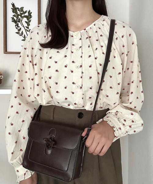 Cham.（チャム）の「花柄ノーカラーブラウス（シャツ/ブラウス・レディース・レッド/ブラウン/ネイビー・F）」の10枚目の写真