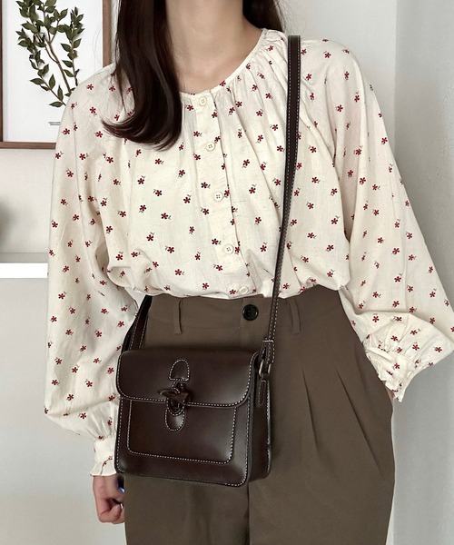 Cham.（チャム）の「花柄ノーカラーブラウス（シャツ/ブラウス・レディース・レッド/ブラウン/ネイビー・F）」の11枚目の写真