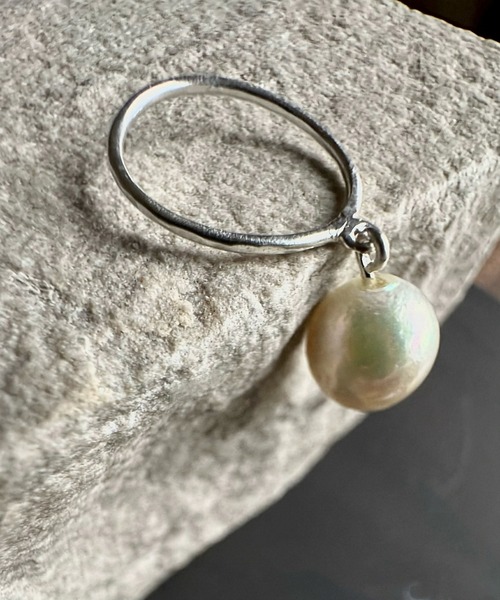 Donnaruma（ドンナルンマ）の「【Silver925】バロックアコヤ真珠スイングリング「Lapis note」（リング・レディース・シルバー・7号/9号/11号）」の3枚目の写真