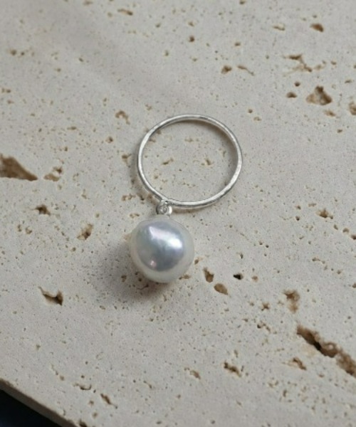 Donnaruma（ドンナルンマ）の「【Silver925】バロックアコヤ真珠スイングリング「Lapis note」（リング・レディース・シルバー・7号/9号/11号）」の7枚目の写真