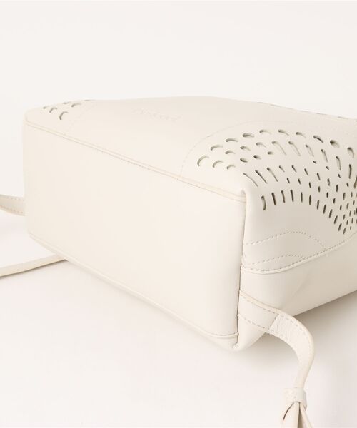 Desigual（デシグアル）の「パンチング加工のMサイズバックパック（バックパック/リュック・レディース・ブラウン/ホワイト・FREE）」の4枚目の写真