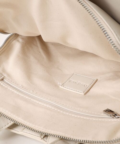 Desigual（デシグアル）の「パンチング加工のMサイズバックパック（バックパック/リュック・レディース・ブラウン/ホワイト・FREE）」の5枚目の写真