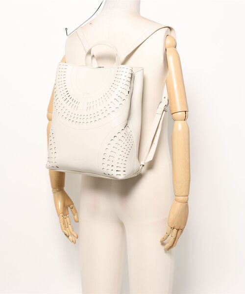 Desigual（デシグアル）の「パンチング加工のMサイズバックパック（バックパック/リュック・レディース・ブラウン/ホワイト・FREE）」の6枚目の写真